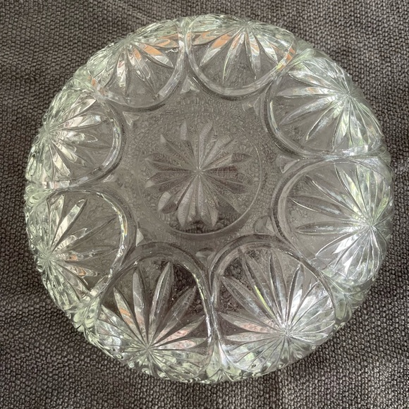 Anchor Hocking Star and Cameo Medallion Clear Glass Serving Bowl. 8”Wx2.75”H. - Picture 5 of 6